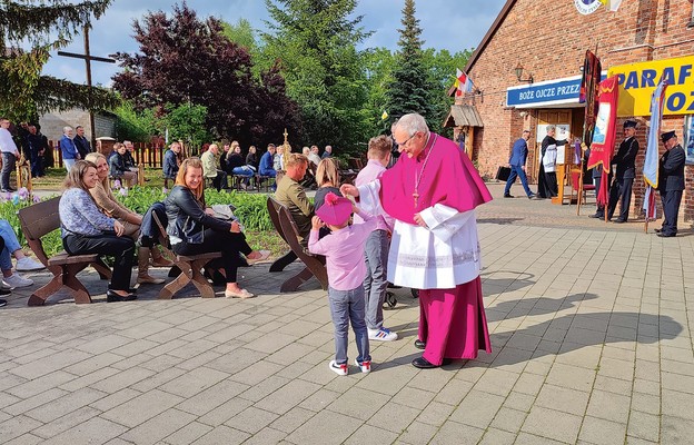 Może on też będzie kiedyś biskupem...