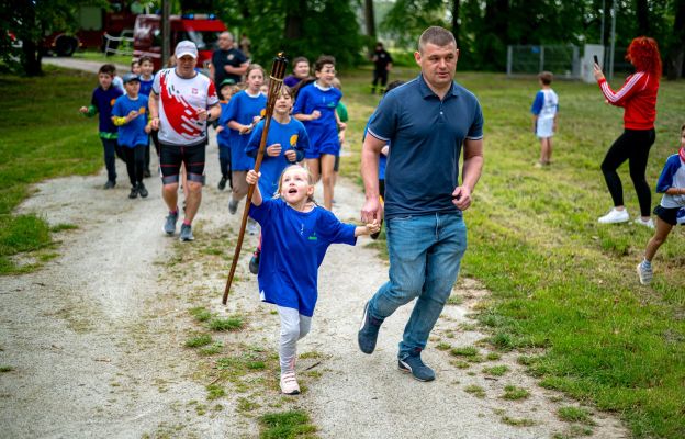 Zarówno młodsi, jak i starsi biegacze zmagali się z wyzwaniami, które stawiała przed nimi trasa biegu.