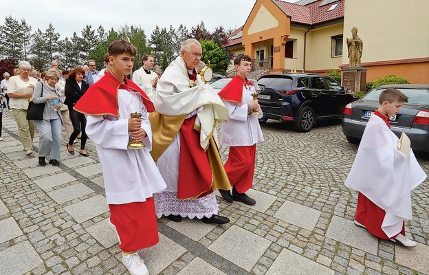 Procesja eucharystyczna do kościoła pomocniczego