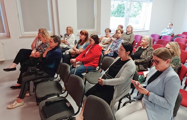 Uczestnicy spotkania w bibliotece