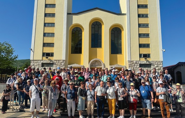 Pielgrzymi przed kościołem św. Jakuba w Medjugorie
