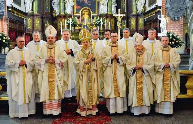 Ksiądz Dawid Dziedziejko wraz z biskupami i wychowawcami z seminarium