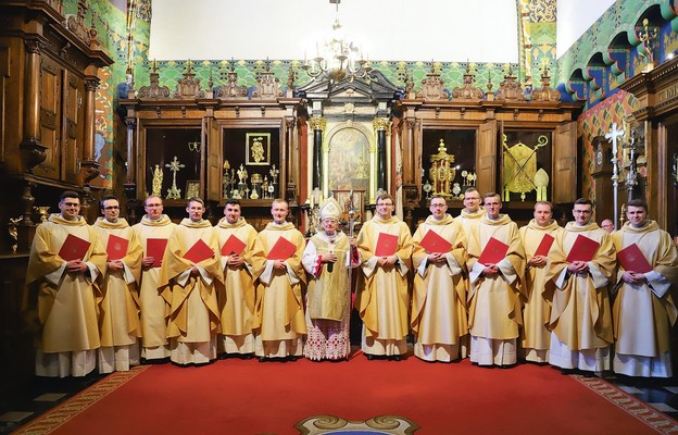 Nowo wyświęceni kapłani z abp. Markiem Jędraszewskim