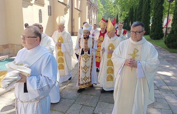 Razem z Jezusem oddawaj się Bogu całym młodym życiem i czystym sercem – mówił bp Piotrowski