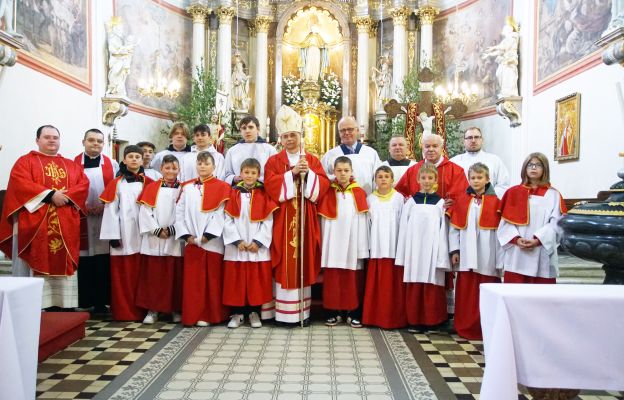 Bp Bałabuch wraz z duszpasterzami i służbą liturgiczną 