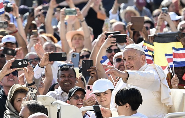 Papież: sobór zachęcał, by rodzice monitorowali i wspierali szkoły