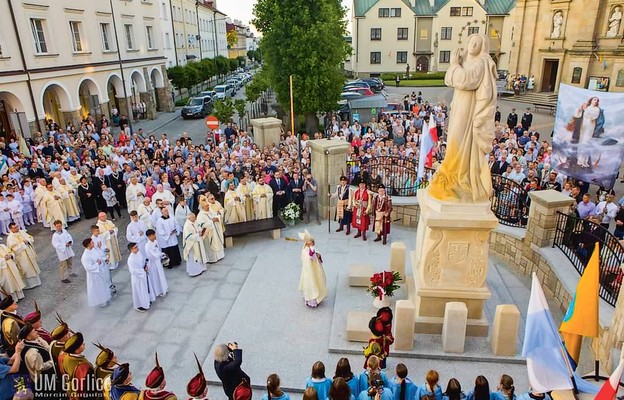 Od tej chwili Matka Boża spogląda z figury na Gorlice