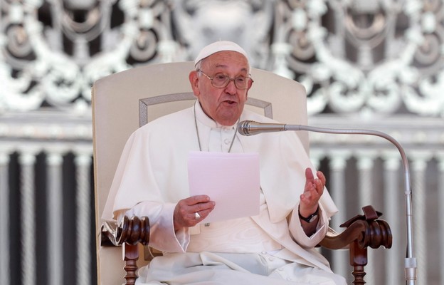 Papież: zbyt wielu kapłanów żyje w osamotnieniu