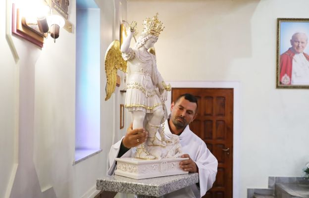 Figura św. Michała Archanioła zainstalowana na cokole w parafii na wałbrzyskim Gaju.