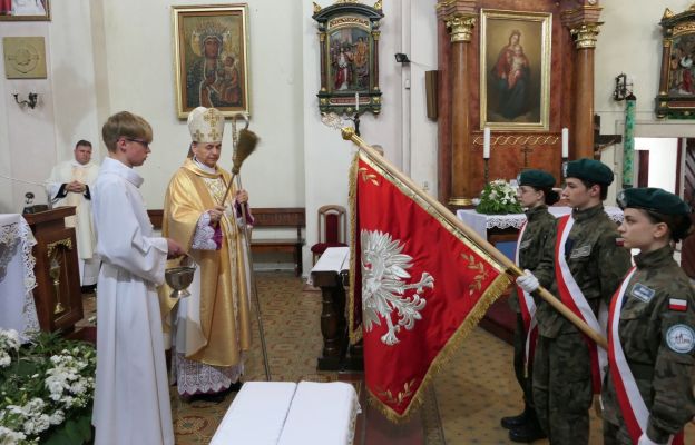 Bp Adam Bałabuch poświęcił sztandar szkoły 