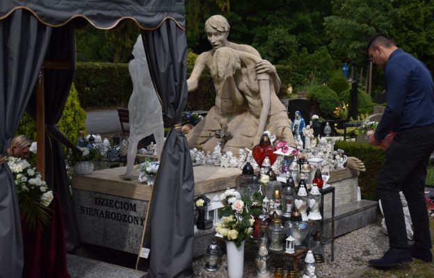 Przy pomniku dzieci nienarodzonych na Cmentarzu Osobowickim we Wrocławiu