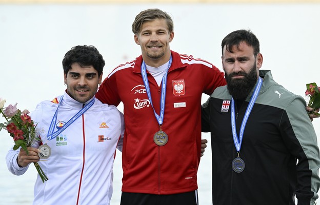 Złoty medalista Oleksii Koliadych z Polski w wyścigu C1 200 m mężczyzn na Mistrzostwach Europy ECA w sprincie kajakowym