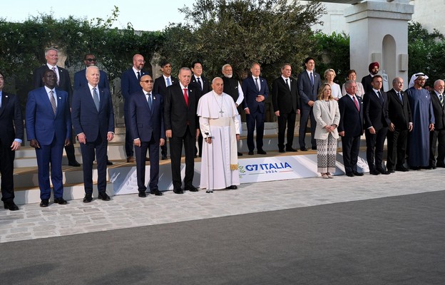Papież Franciszek i premier Włoch Giorgia Meloni na zdjęciu grupowym z przywódcami państw G7 i szefami delegacji krajów zewnętrznych podczas drugiego dnia szczytu G7 w Borgo Egnazia we Włoszech