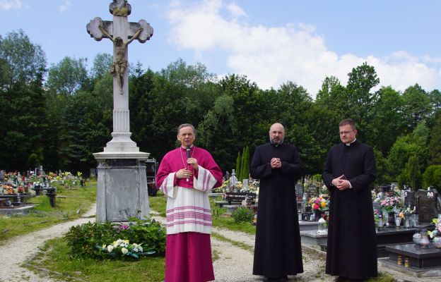 Modlitwa duchownych na cmentarzu 