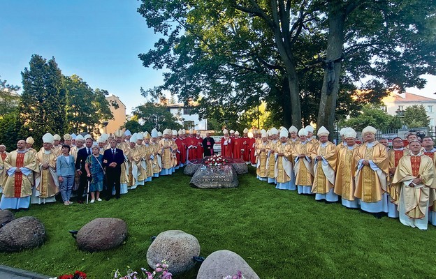 Po liturgii biskupi modlili się wspólnie przy grobie bł. ks. Jerzego