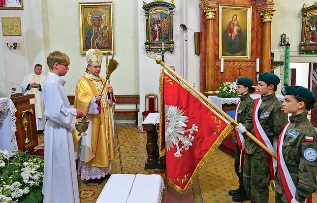 Bp Adam Bałabuch poświęcił sztandar szkoły