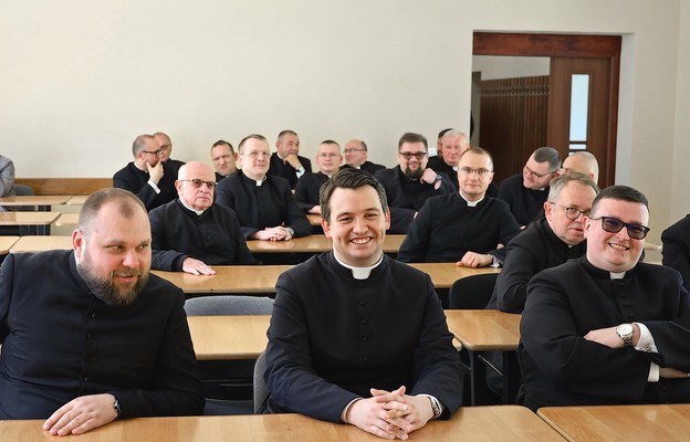 Kapłani oczekujący na rozdanie dekretów