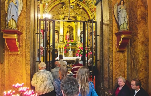 Wierni modlący się przy ołtarzu św. Antoniego