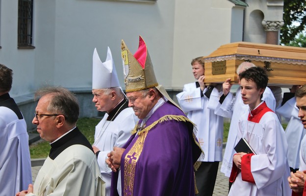 Obrzędom pogrzebowym przewodniczył bp Marian Buczek