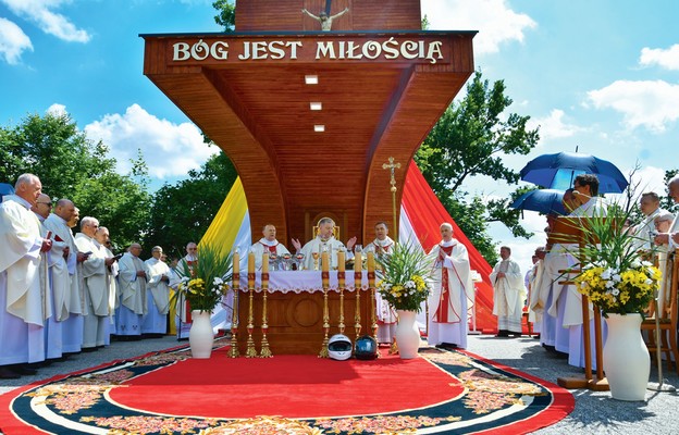 Mszę św. celebrowano przy replice Ołtarza Papieskiego z 1999 r.