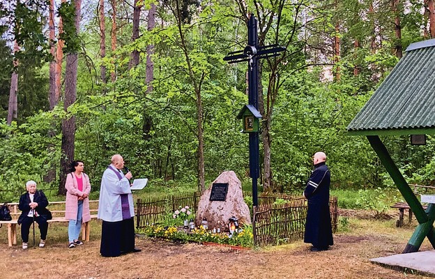 Krzyż poświęcił ks. Antoni Kunicki