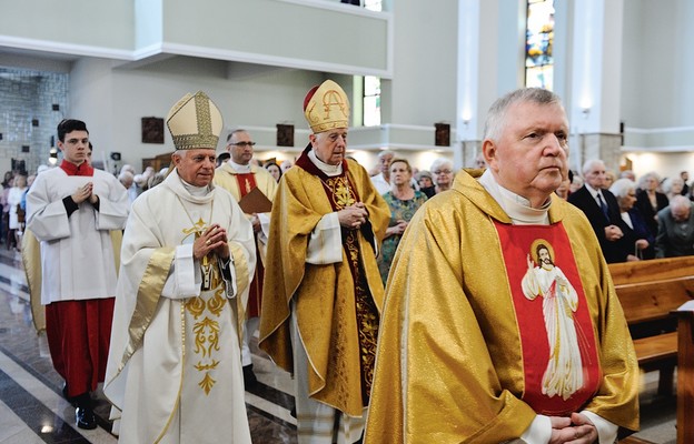 Odpustowej homilii przewodniczył abp Mieczysław Mokrzycki (w białym ornacie), obok m.in. abp Stanisław Wielgus i ks. prał. Tadeusz Pajurek