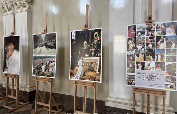 Wystawa fotografii św. Jana Pawła II z pielgrzymek na Jasną Górę