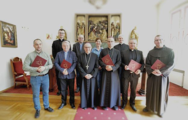 Przewodniczący komisji synodalnych dekrety odebrali w kaplicy Kurii Metropolitalnej.