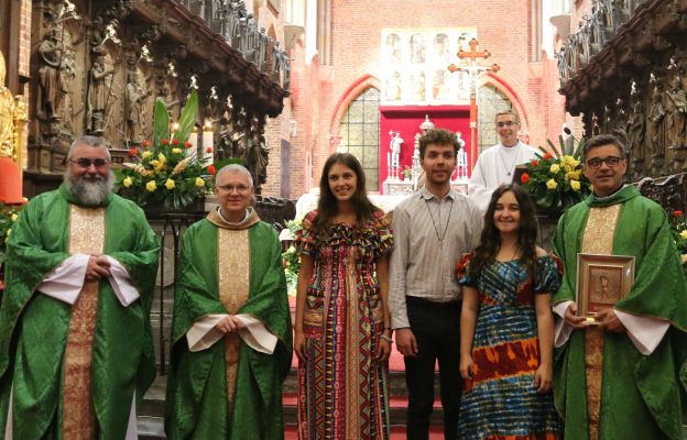Troje salezjańskich wolontariuszy otrzymało krzyże misyjne w katedrze wrocławskiej