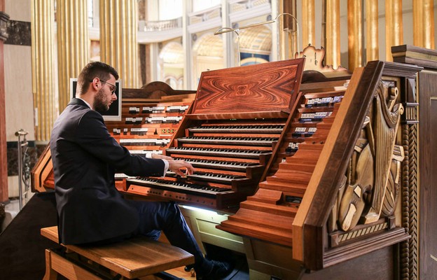 Sierpień rozpocznie się recitalem Mateusza Rzewuskiego