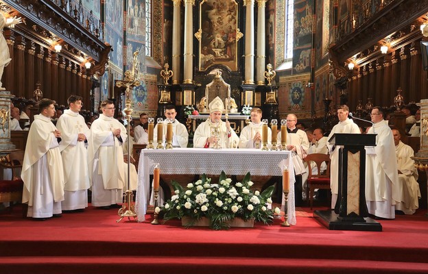Neoprezbiterzy pierwszy raz sprawowali Eucharystię z pasterzem diecezji