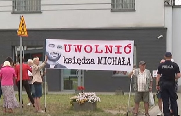 Manifestacja pod aresztem, w który osadzony jest ks. Michał Olszewski.