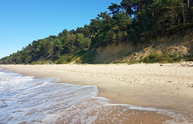 Bardzo ładna jest łukęcińska plaża. Wyżej: pozostałości po kościele, które zabrało morze