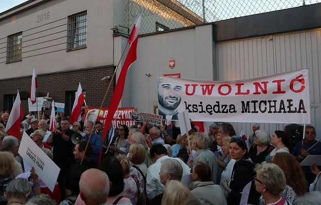 Protest pod Aresztem Śledczym w Warszawie-Służewcu w obronie ks. Michała Olszewskiego
