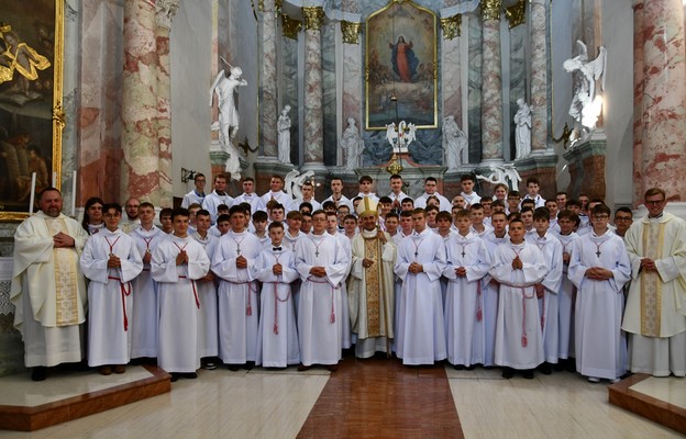 Biskup z nowo pobłogosławionymi oraz ich duszpasterzami
