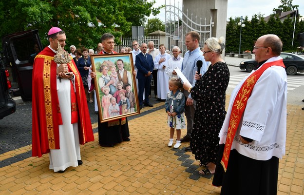 Rodzina witająca relikwie
w Bielsku Podlaskim