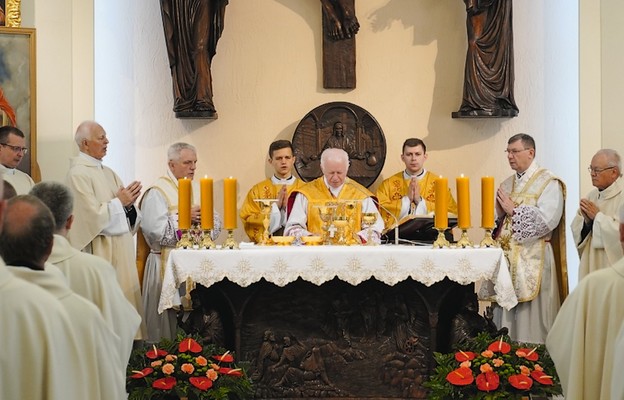 Mszę św. pod przewodnictwem arcybiskupa metropolity koncelebrowali księża biskupi, profesorowie i dziekani