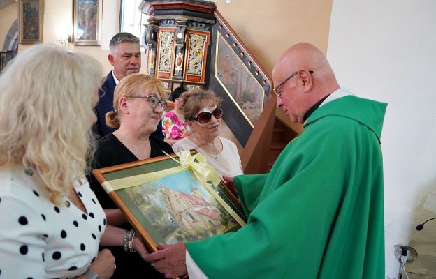 Władze gminy oraz parafianie wręczyli ks. Kazimierzowi pamiątkowy obraz kościoła w Pszennie.