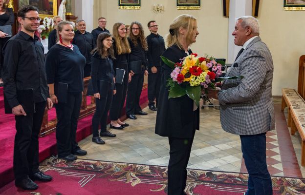 Dr Małgorzata Sapiecha-Muzioł odbiera gratulacje za koncert w miejscowym kościele