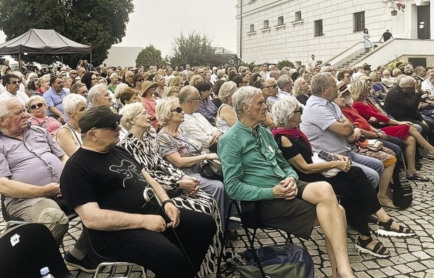 Dziedziniec zamkowy licznie
wypełniła publiczność