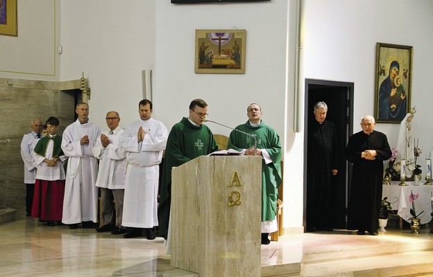 Msza prymicyjna ks. Patryka Dąchóra, nowego wikariusza. Od prawej:
ks. prał. Marin Rowicki, ks. dr Janusz Stańczyk, ks. Andrzej Wolski,
wikariusz odchodzący, ks. Patryk Dąchór