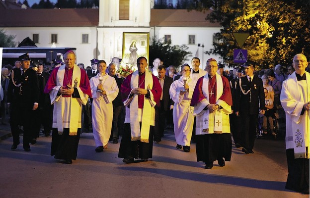 Pasterze prowadzący wiernych do Matki