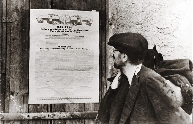 Zdjęcie komunistycznej propagandy z ogłoszenia manifestu PKWN powielano
w wielu publikacjach, by wmówić Polakom rangę tego wydarzenia