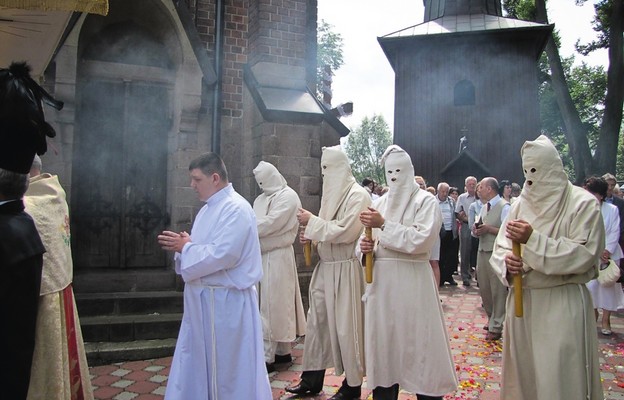 Ubrani w pokutne stroje uczestniczą w procesjach