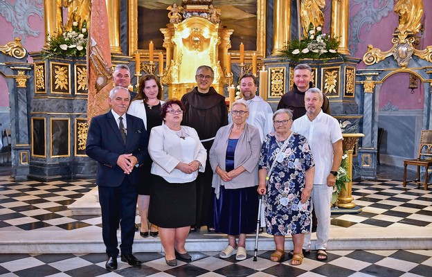 Wierni z ojcem generałem Massimo Fusarellim w rocznicę 400-lecia obecności bernardynów w Piotrkowie Trybunalskim