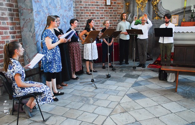 Podczas każdej liturgicznej celebracji uczestnicy w praktyce ćwiczyli swoje umiejętności, włączali się także w części solowe jako kantorzy