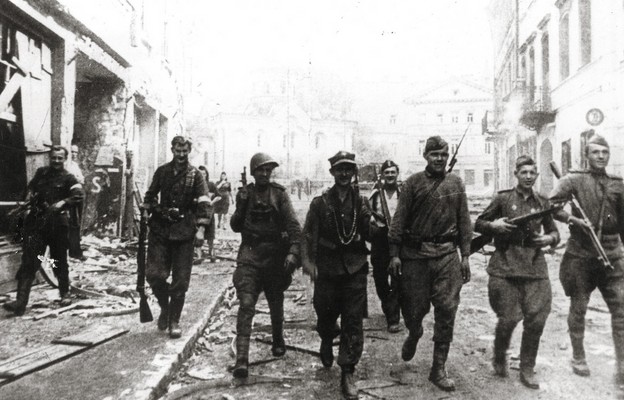 Walki o wyzwolenie Wilna. Patrol żołnierzy Armii Krajowej i radzieckich na ul. Wielkiej