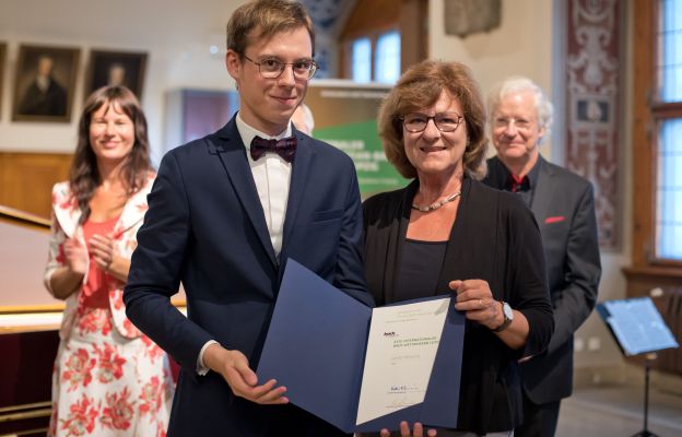 Jakub Moneta odbiera nagrodę w 24. Międzynarodowym Konkursie im. Jana Sebastiana Bacha w Lipsku