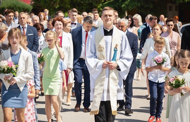 Ksiądz Marek Nawój w drodze na swoją Mszę prymicyjną