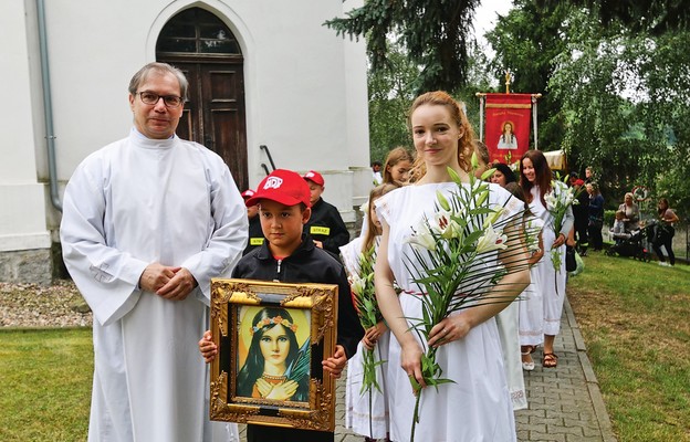 Procesja z relikwiami i orszakiem świętej